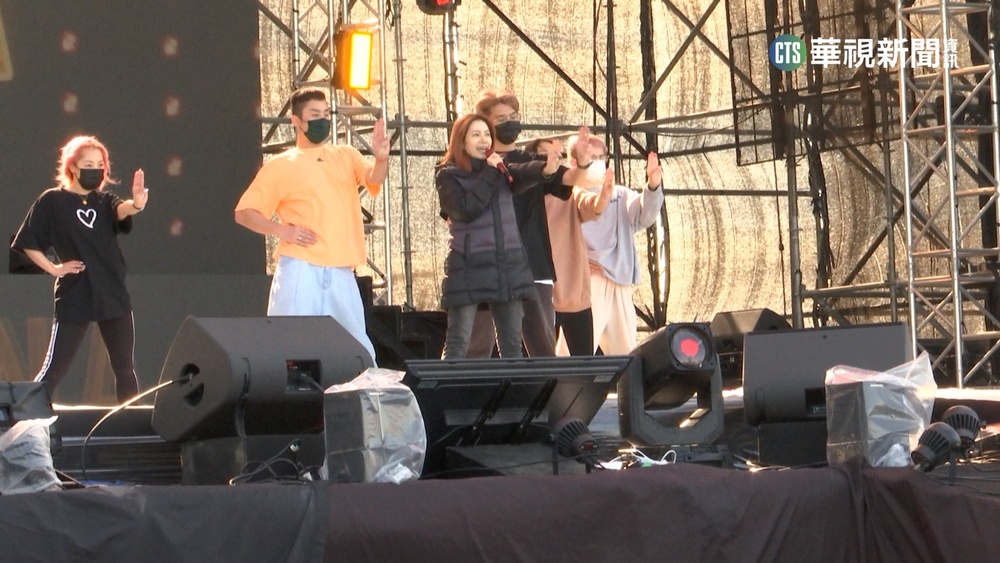 追星族搶排台中跨年晚會 徐懷鈺一早驚喜現身