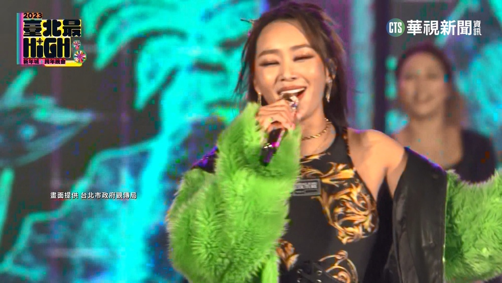 不畏小雨低溫 12萬人湧台北最HIGH新年城