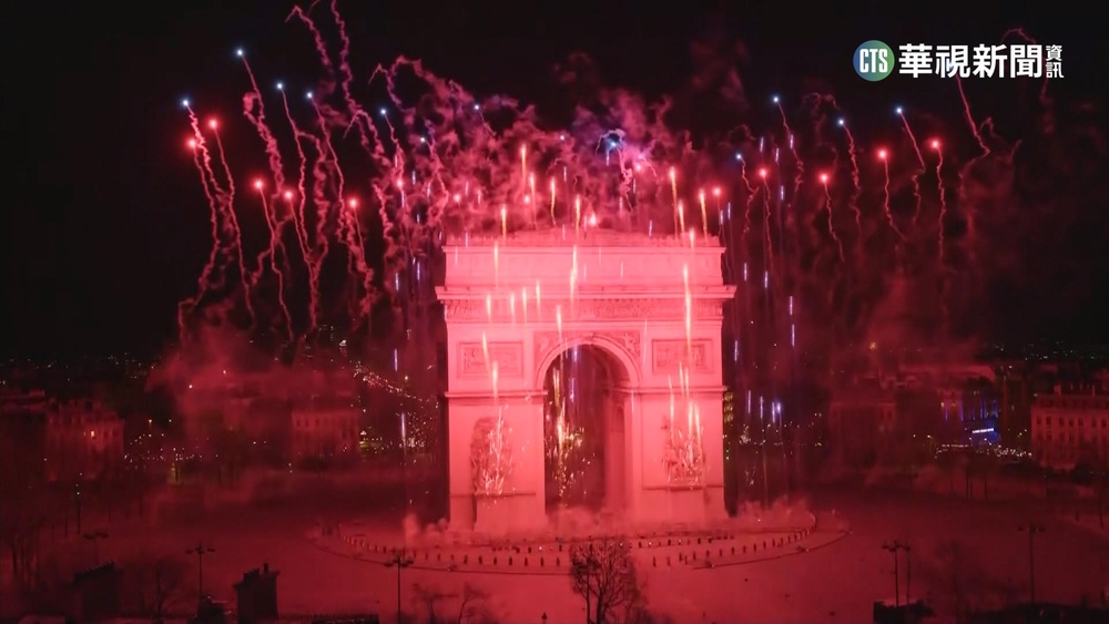 法國巴黎煙火迎新年 香榭大道擠滿人