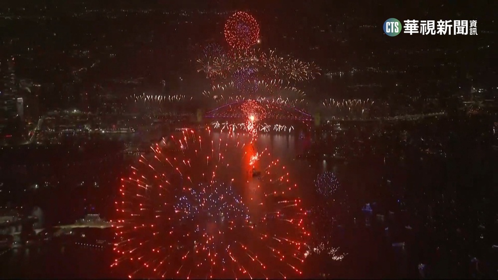 澳洲正式邁入2023年! 百萬民眾湧雪梨賞煙火
