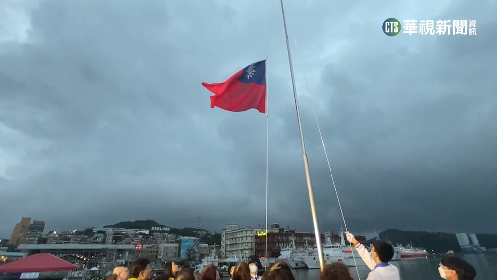 基隆升旗典禮 謝國樑雨中出席領唱國歌