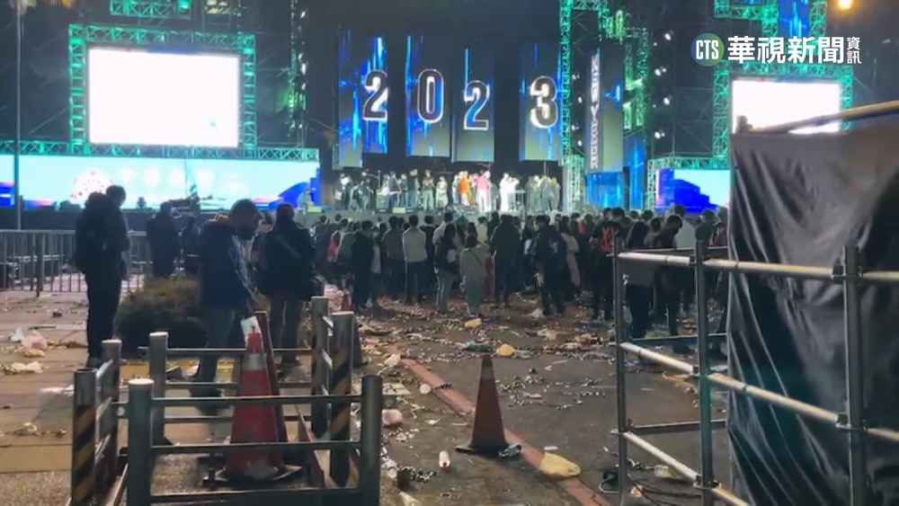 高雄夢時代跨年人潮擠爆 散場留滿地垃圾