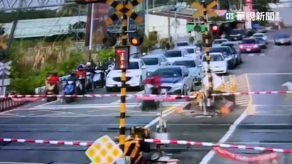 等不及? 騎士停等火車狂撞平交道遮斷器