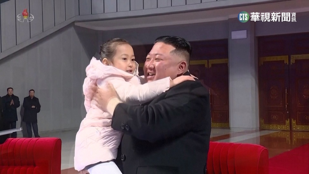 北韓跨年晚會萬人同歡 金正恩親切與童互動