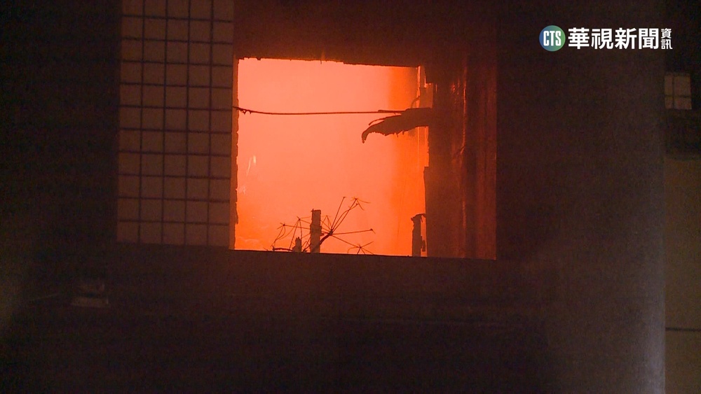 士林大樓火警! 母女受困獲救.媽一度無心跳