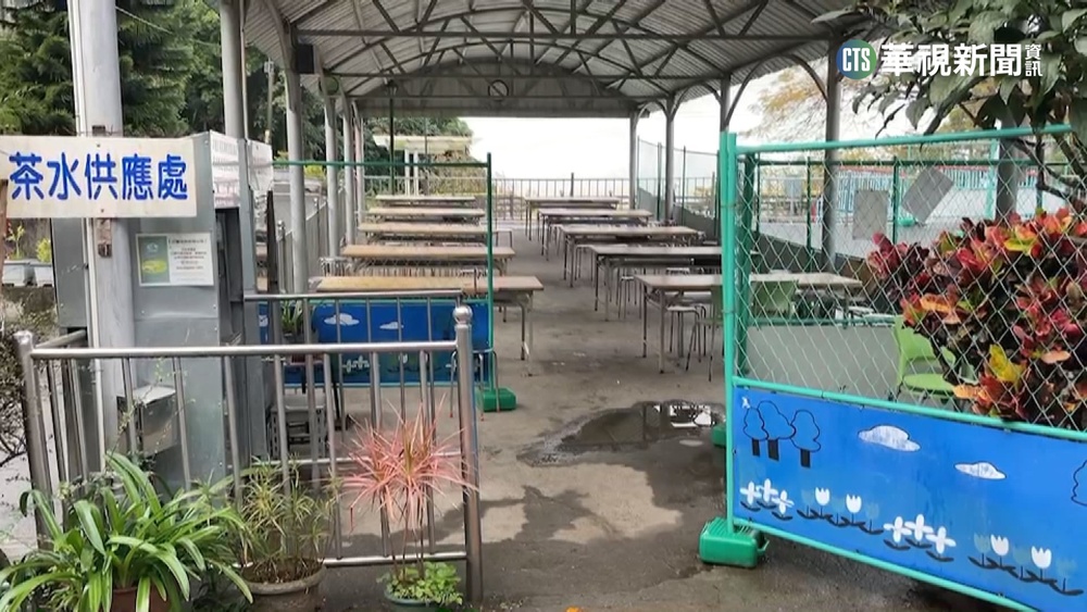 不畏大坑觀音亭崩塌危機 連假山友頻闖入泡茶