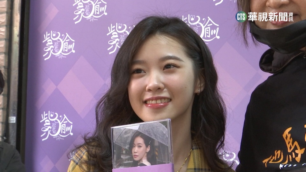 "最美里長"發年曆搶翻 陳紫渝甜唱First Love