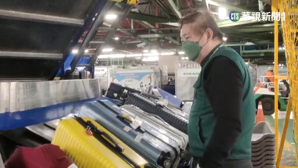 長榮航勤"集體請假" 董事長親自上陣搬行李