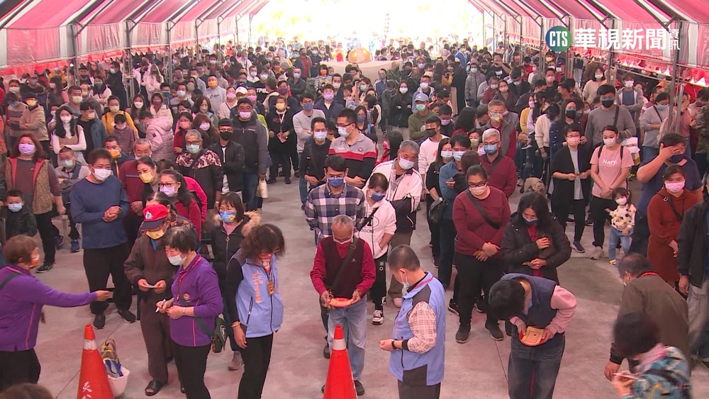 嘉義財神廟擲筊大賽! 2千人拚搶5萬8發財金