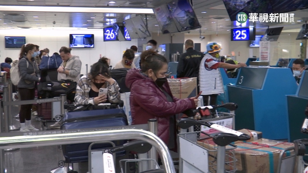 雷達異常+長榮集體請假 逾2百客滯台31小時