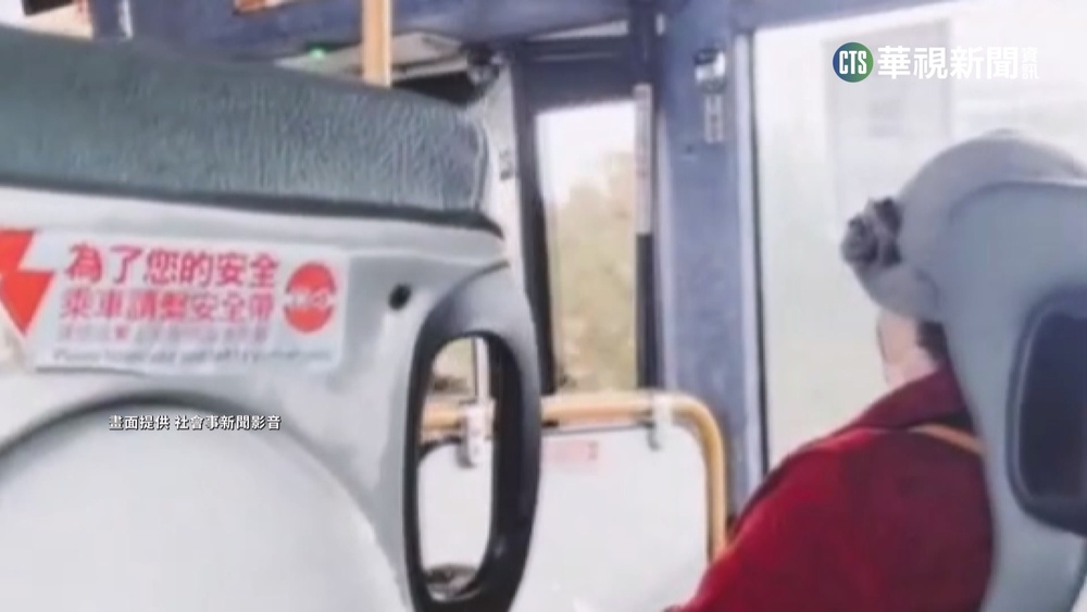 國道高速行駛 客運門"突開關"嚇壞乘客
