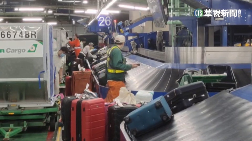 長榮航勤集體請假 董座親自上陣搬行李