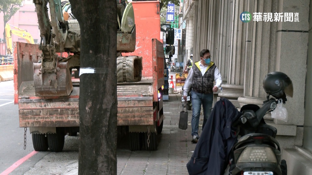 高雄輕軌站陸續開通 民怨人行道破舊難走