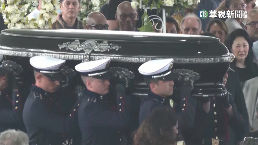 巴西球王比利安葬 23萬人瞻仰靈柩道別