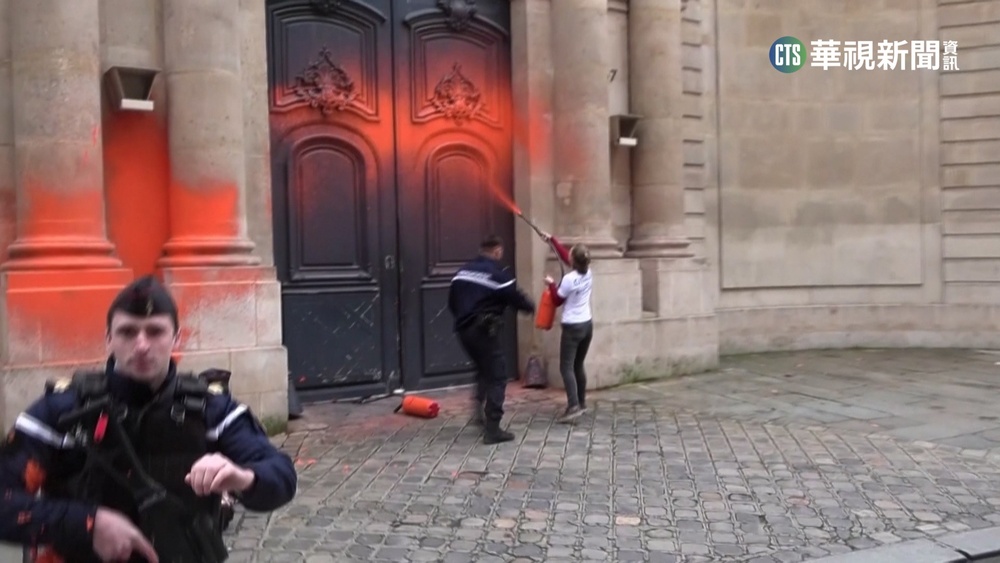 表達訴求 環保人士在法總理辦公室門口噴漆