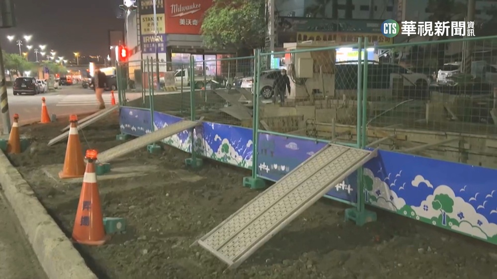 台中大樓圍籬突倒塌 壓傷4名機車騎士