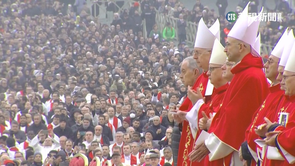 方濟各主持前教宗葬禮 10萬人到場追思