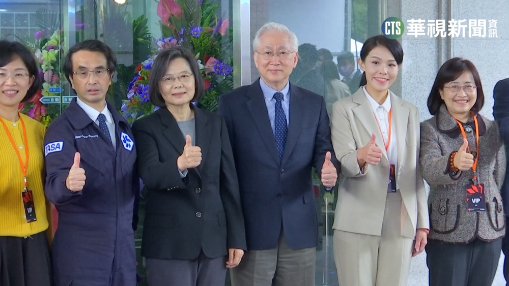 高虹安就任後首度同框蔡英文 齊進場無互動