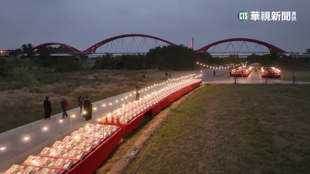 祈福法會供桌綿延近1公里 燈火綿延如巨龍