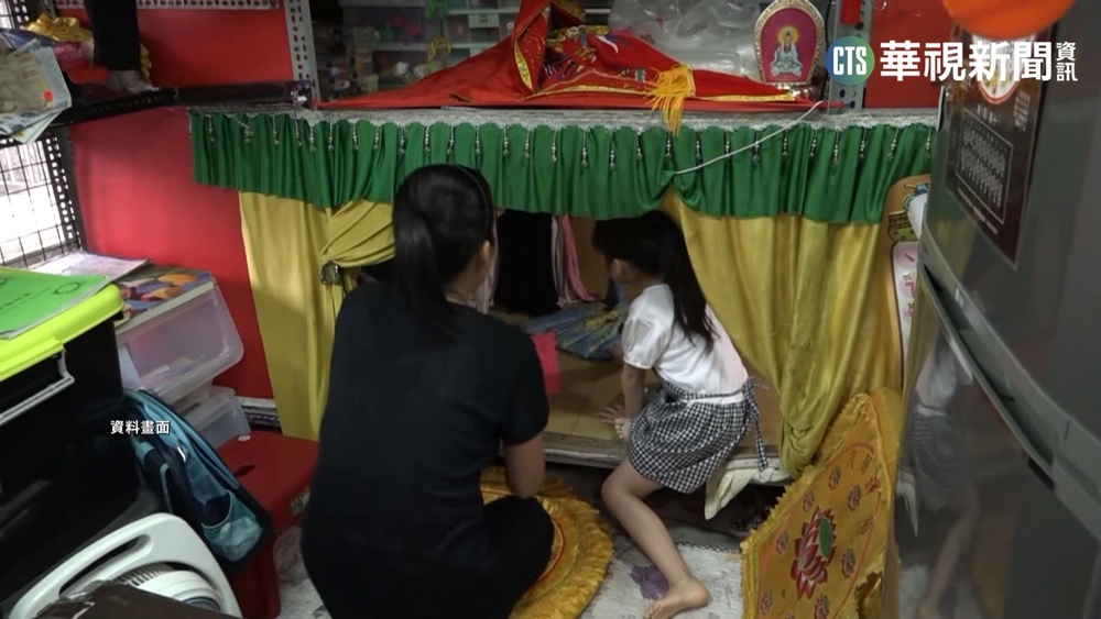 母女相依為命曾睡神桌下 苦盡甘來店面開張