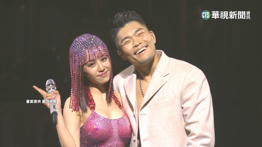 Jolin"透視戰服"火辣開唱 李玖哲羞"不敢看"