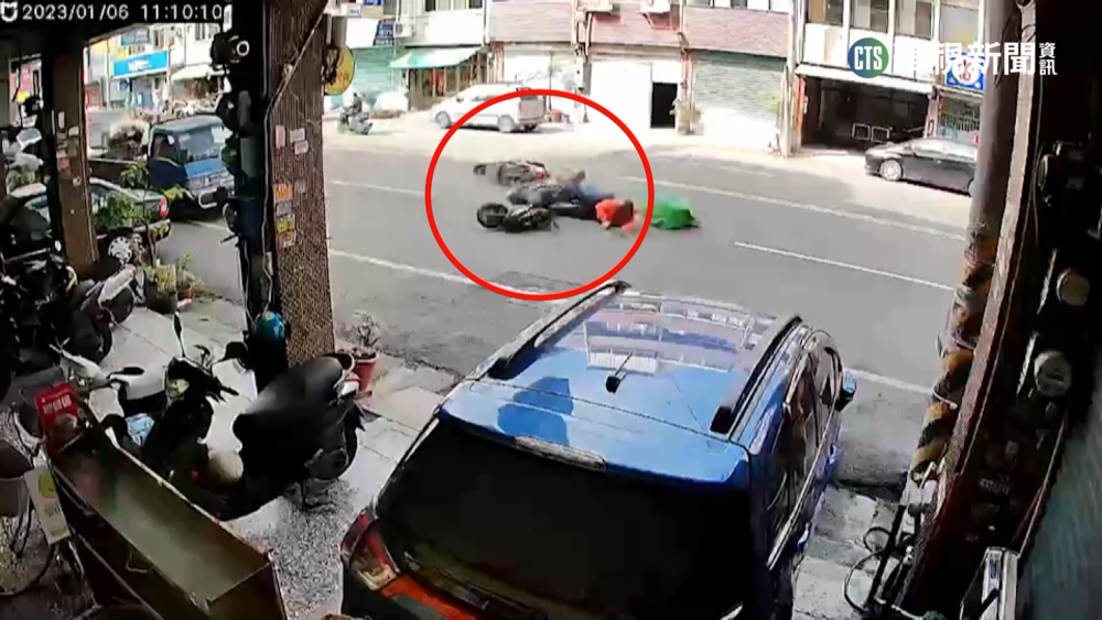 騎士跨雙黃線撞外送員 外送餐點噴飛一地