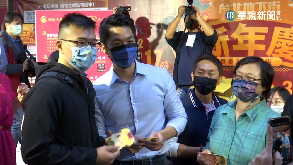 蔣萬安發放春聯發財金 半夜視察鋪路挨批作秀