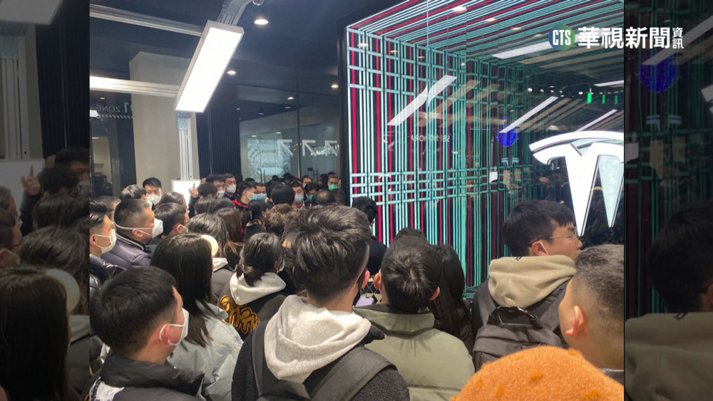 中國"特斯拉"大降價 車主不滿湧入門市抗議
