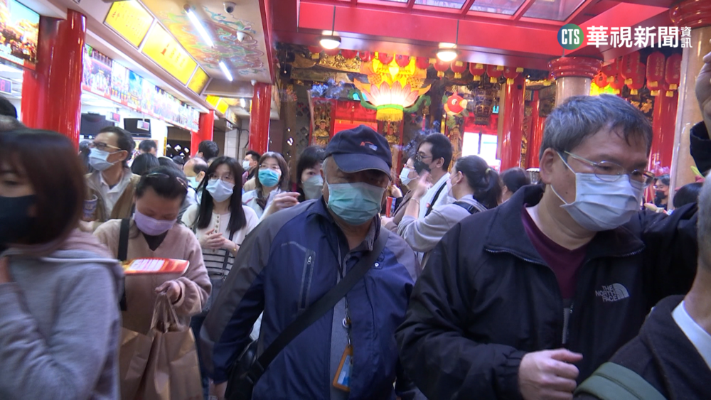 學測.春節將至! 松山慈祐宮湧拜拜人潮