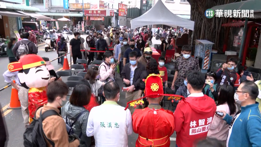 高雄兔年小紅包發放! 民眾排隊上百公尺搶拿