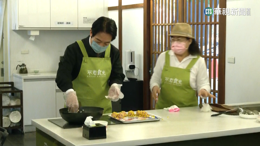 賴清德穿圍裙做年菜 與獨居弱勢長者圍爐