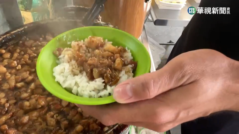台南超高CP值"10元肉燥飯" 一早湧排隊人潮
