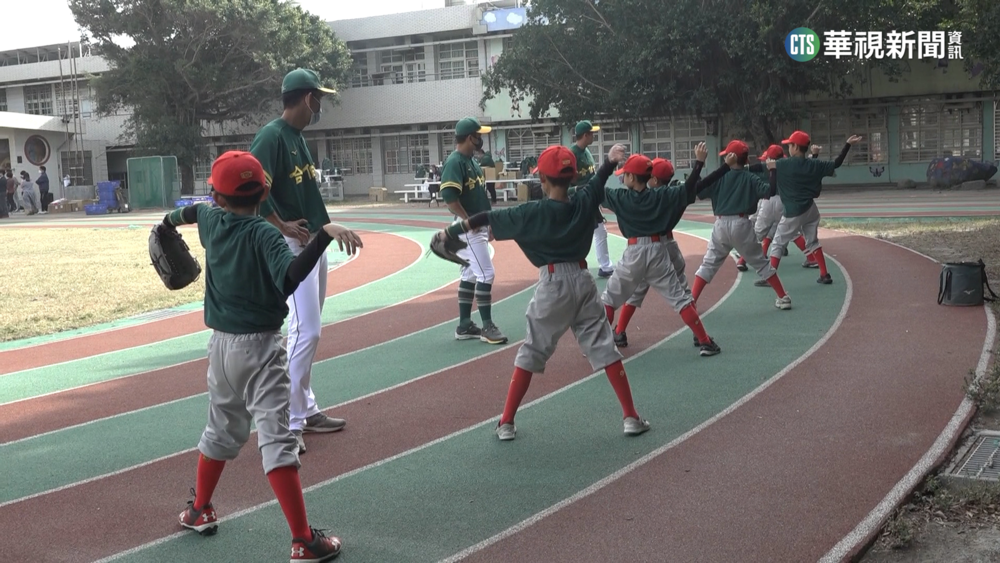 【台語新聞】獲贈新球具 麥寮國小棒球隊樂觀盼打出好成績