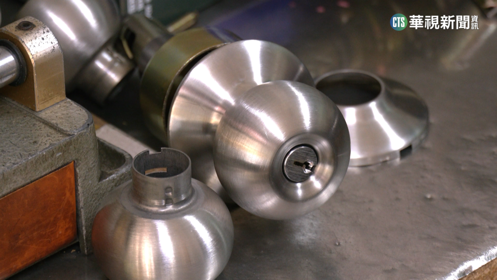 喇叭鎖故障卡住 雙胞胎男童受困媽媽急壞