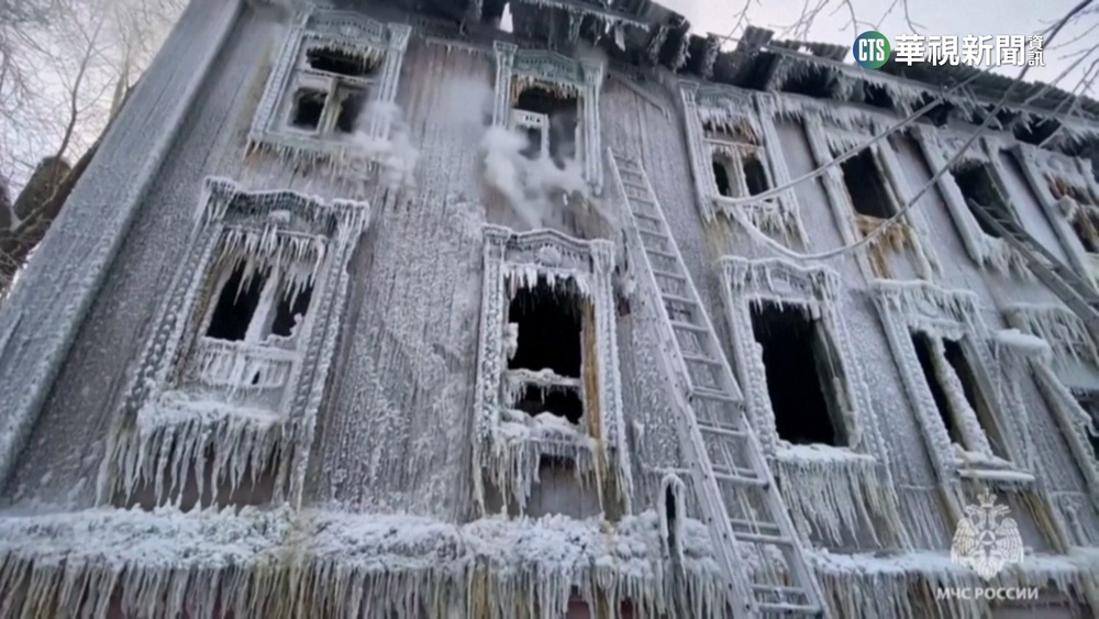 俄民宅大火4死! 消防灑水成冰柱屋奇觀