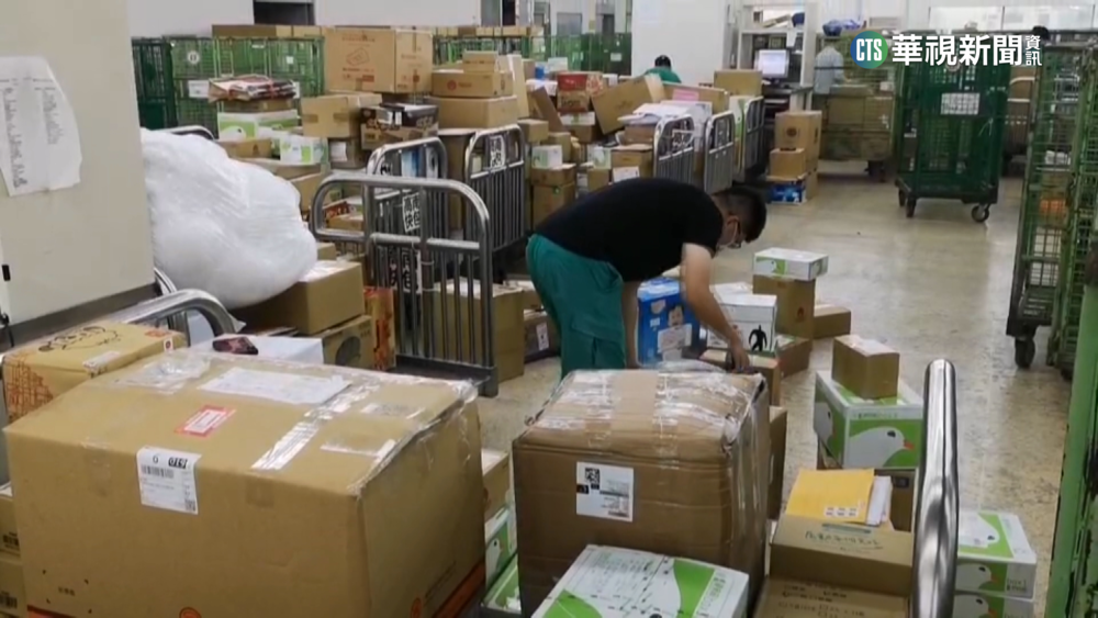 春節送禮.蘇花坍方　高雄郵務士禁假趕送貨