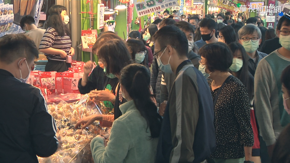 春節年貨採買人潮多！北市警局上街呼籲民眾：小心扒手