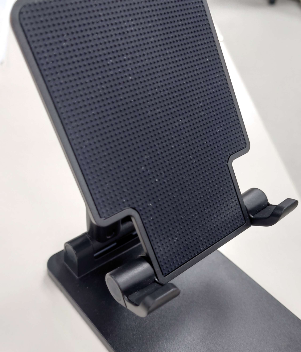 她解鎖「手機架」隱藏功能 完美將調味料「倒乾淨」 煮婦們嗨：生活智慧王