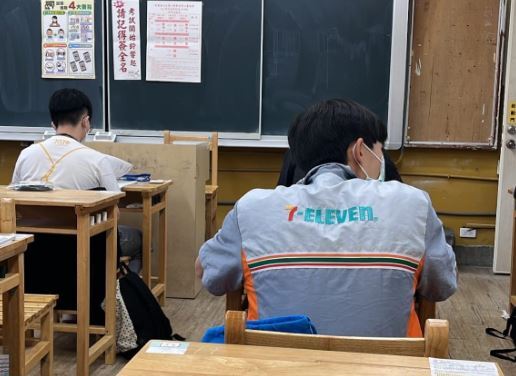 學測考場出現「超商店員」？網笑翻：將提供代考服務