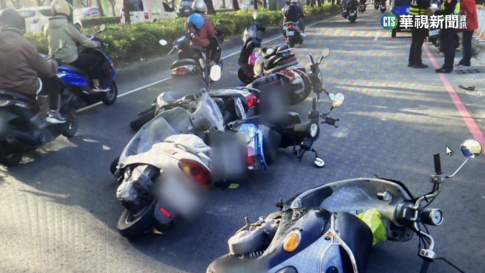 高雄婦騎車急剎撿手機　7機車連環追撞釀2傷