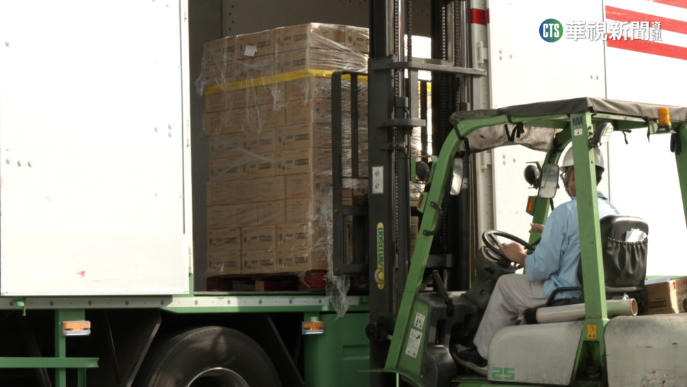 年節伴手禮買氣增 工廠.賣場加派人手忙鋪貨