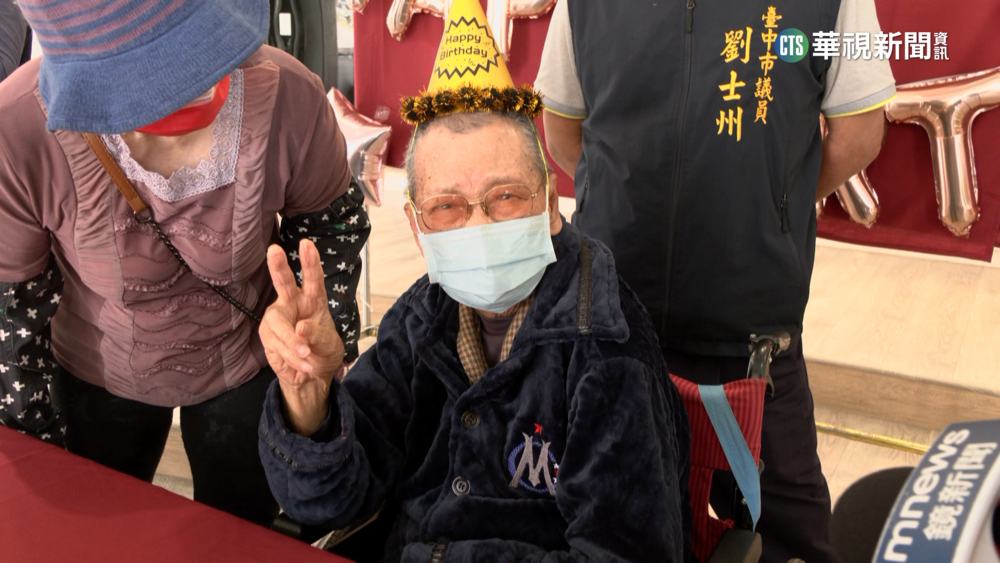 彩虹眷村爺爺百歲壽誕 盧秀燕到場慶賀