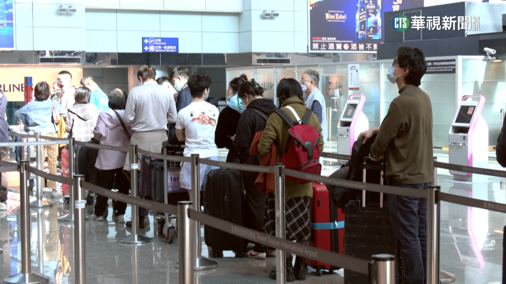 解封出國潮桃機塞爆 安檢前排長龍要等1小時