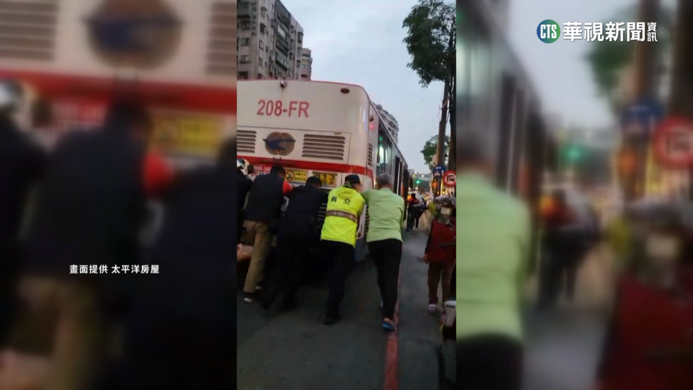 公車疑漏油拋錨恐害回堵 警民合力推離