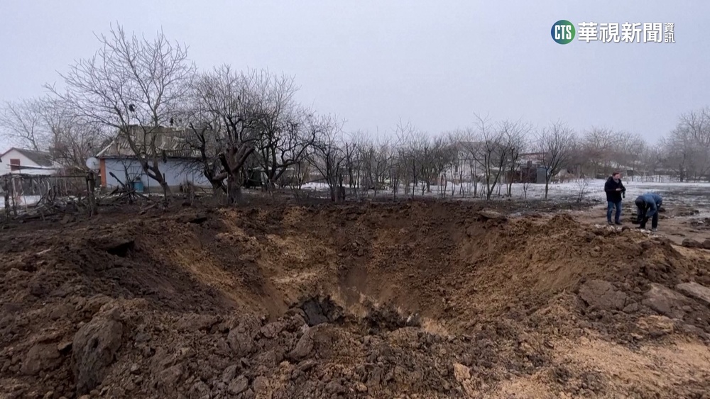 俄再轟烏烽火連天! 多地爆炸 地面炸出大洞