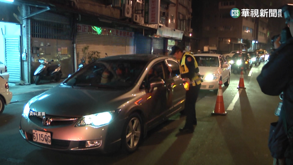 友醉後嗨跳引擎蓋 警制止揪"駕駛酒駕"