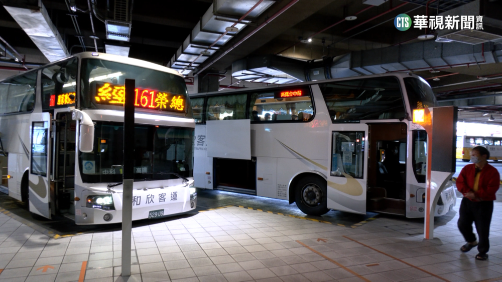 男帶導盲犬搭公車 司機質疑身分.要求出示手冊