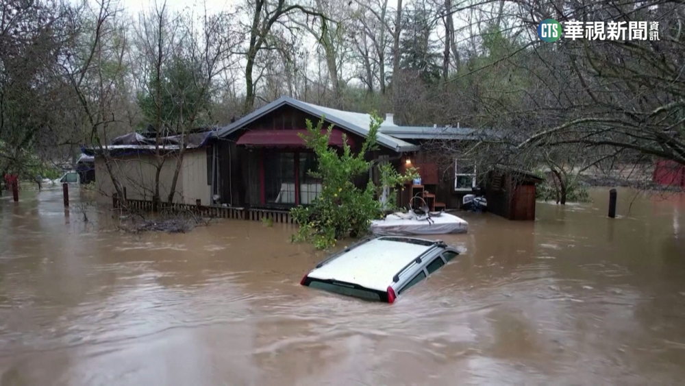加州18天降全年雨量 路基掏空瞬間滑落