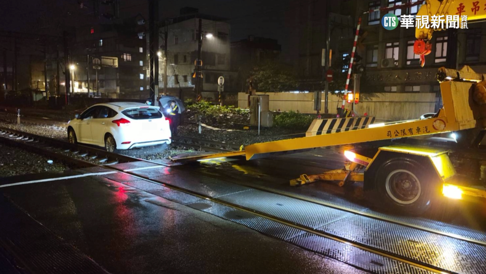 "醉"不該 情侶駕車闖平交道 車停鐵道險釀禍