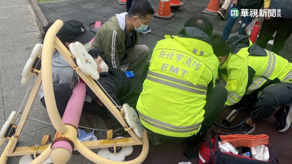 新北公園運動設施突斷害摔 婦人右腳骨折